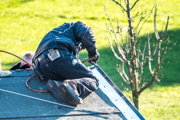 How Maintenance Plans Extend the Life of Commercial Roofs