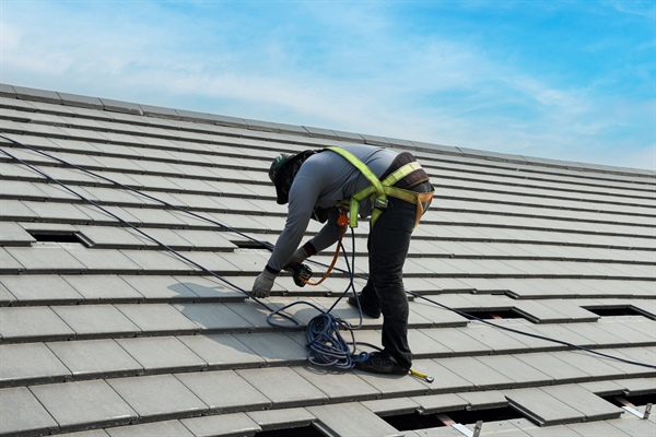 How do Minnesota’s seasonal cycles affect roof replacement timing?